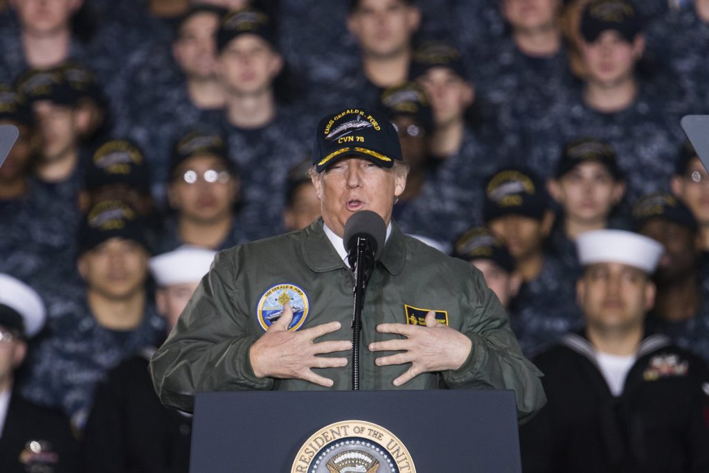 Trump anuncia el «gran resurgir» militar de EE.UU. en un portaaviones nuclear