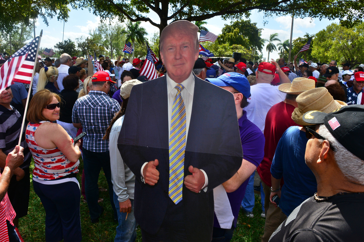 Cientos de simpatizantes de Trump le expresan su apoyo en marchas por EEUU