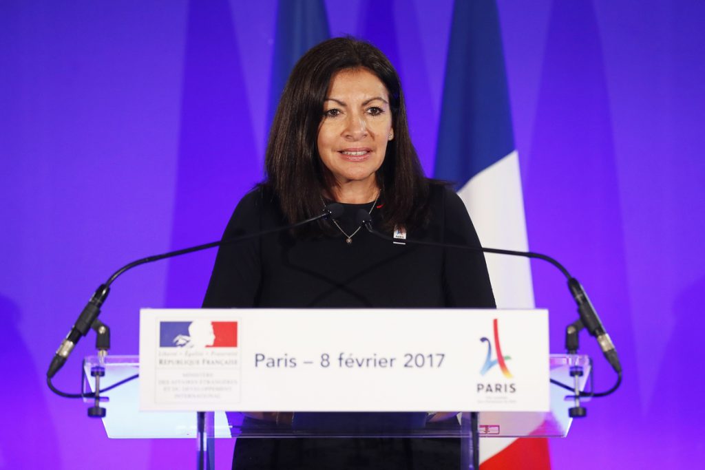 La alcaldesa de París apoya a Pedro Sánchez como referente socialdemócrata