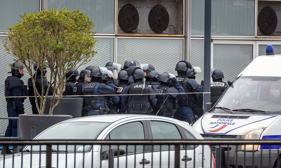 Una policía herida en un tiroteo en un control policial cerca de París