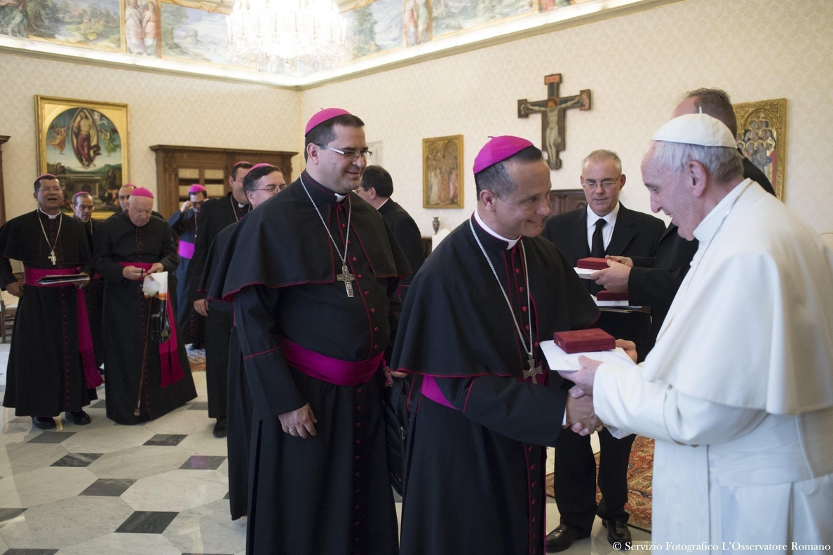 El Papa explicó a los obispos que la canonización de Romero debe ir a su ritmo