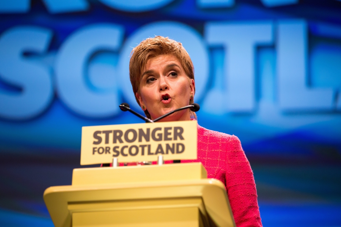 Sturgeon pide al Parlamento escocés apoyo para un segundo referéndum