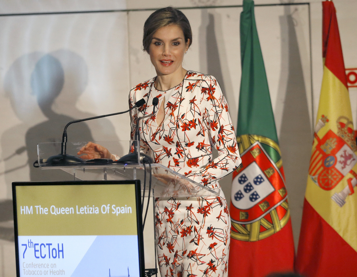 La reina Letizia alerta que las leyes y medidas anti tabaco «salvan vidas»