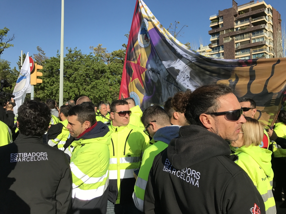 Unos ochenta de estibadores se concentran ante una jornada de Rajoy