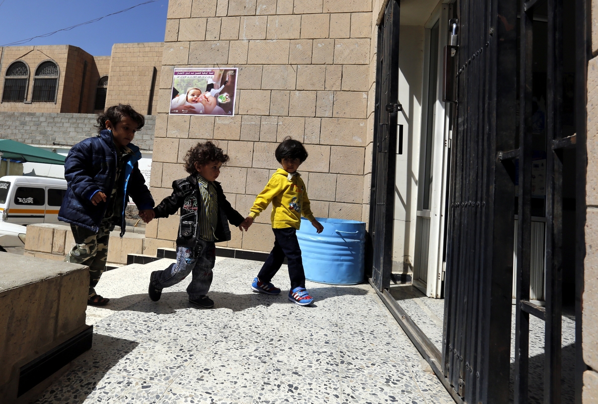 Mueren ocho niños en bombardeo de la coalición árabe en Yemen, según rebeldes