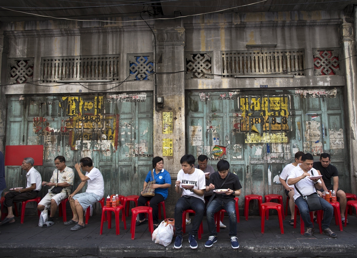 Bangkok, bajo la amenaza de perder una seña de identidad: la comida callejera