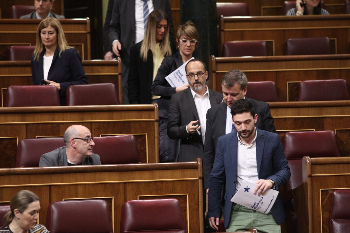 Los diputados de PDeCAT, Unidos Podemos y ERC salen del Pleno tras impedir Pastor una defensa de Homs