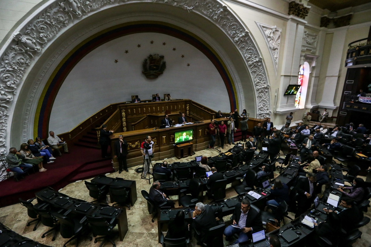 El Supremo venezolano decide asumir las competencias del Parlamento por su desacato
