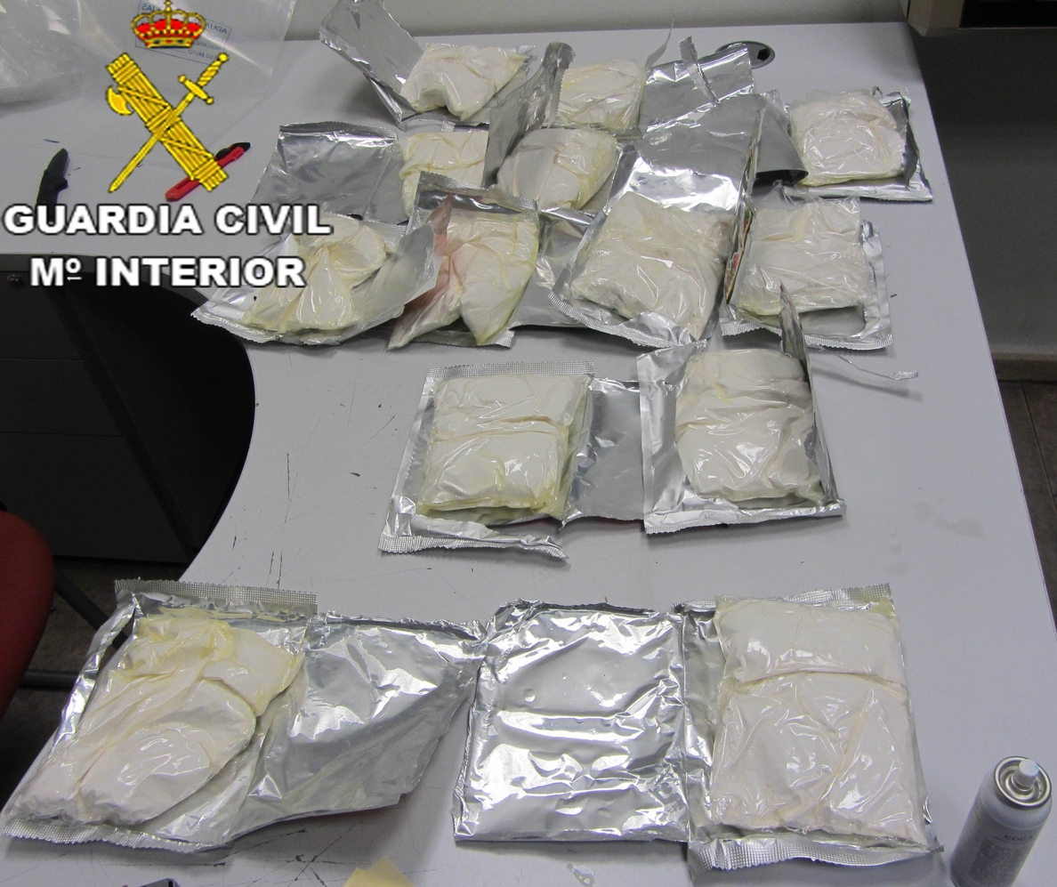 Dos detenidos en Barajas con casi 19 kilos de coca ocultos en tabletas de turrón y sobres de comida