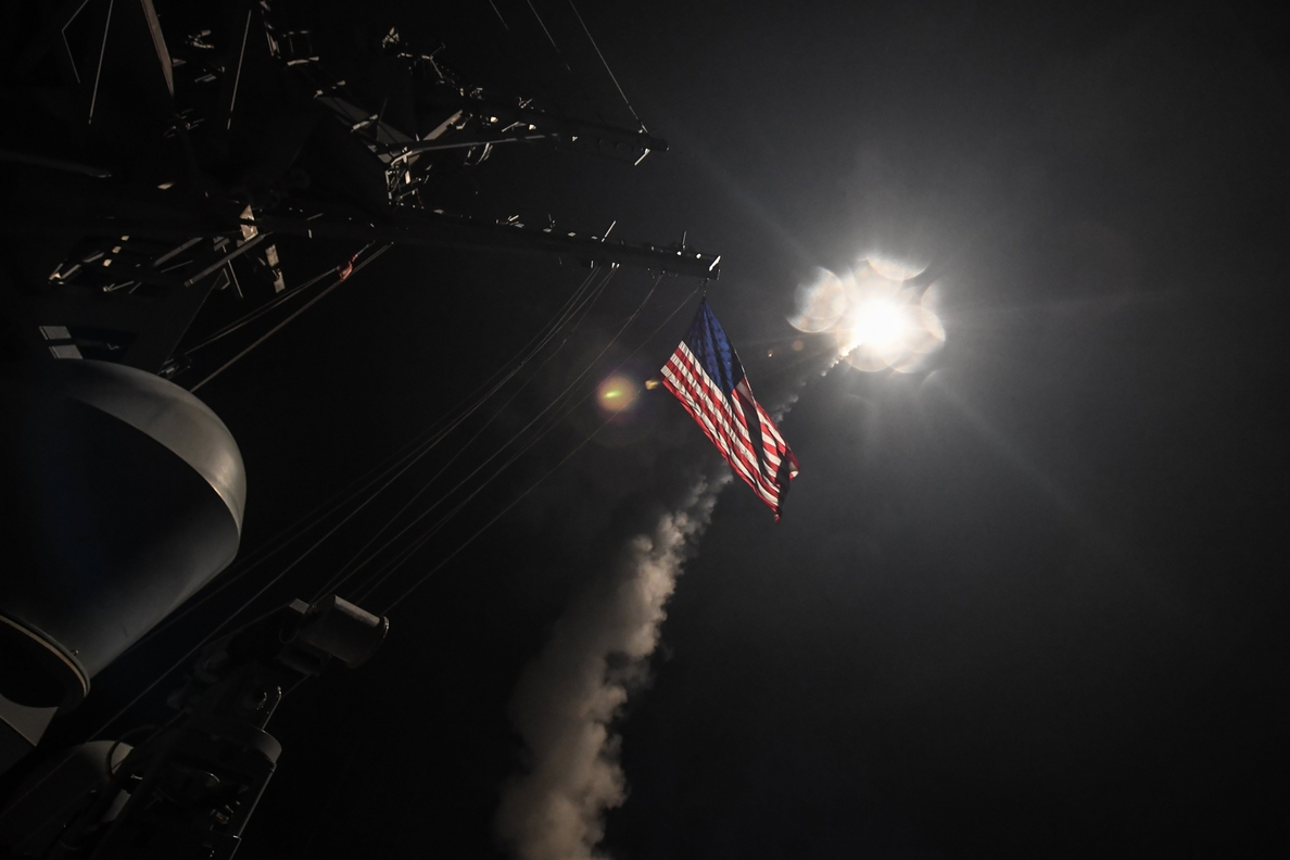 Trump ataca a Bashr Al-Assad: EE.UU. bombardea un aeródromo en Siria