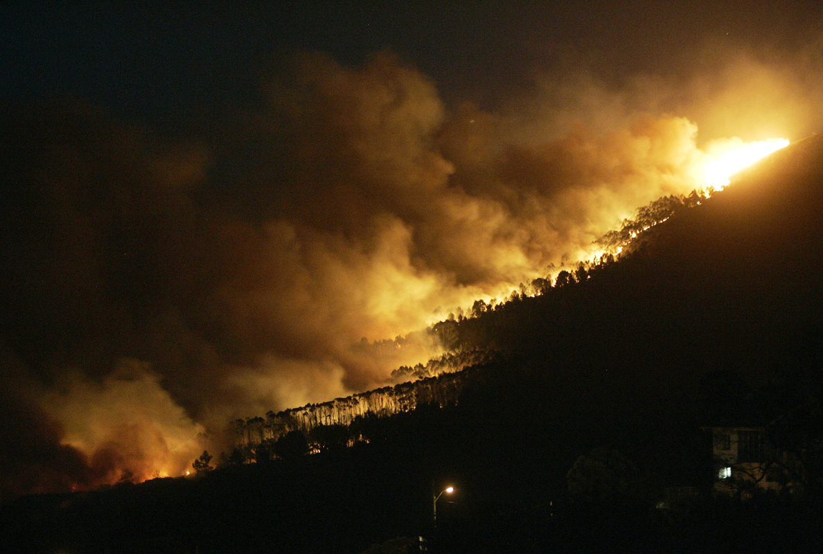 Activan el nivel 2 de alerta por cercanía de incendio a viviendas en Ferrol