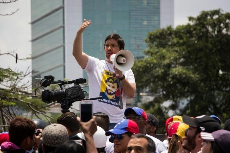 El Gobierno critica la decisión de Maduro de armar y expandir las milicias civiles de apoyo al Ejército