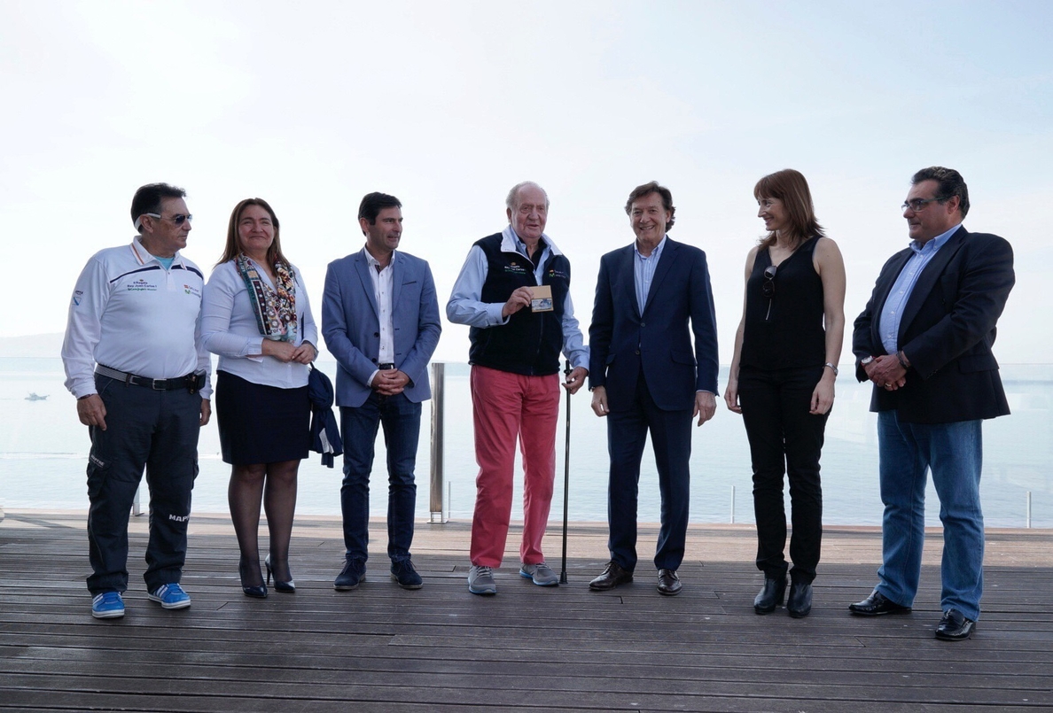 El Rey Juan Carlos recibe la licencia de honor de vela en Sanxenxo (Pontevedra)