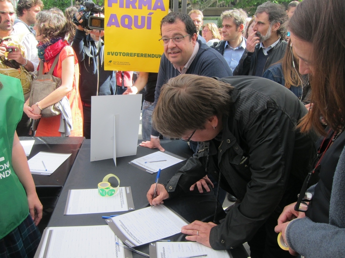 Elena pide firmas de apoyo al referéndum por ser «el anhelo de la mayoría» de catalanes