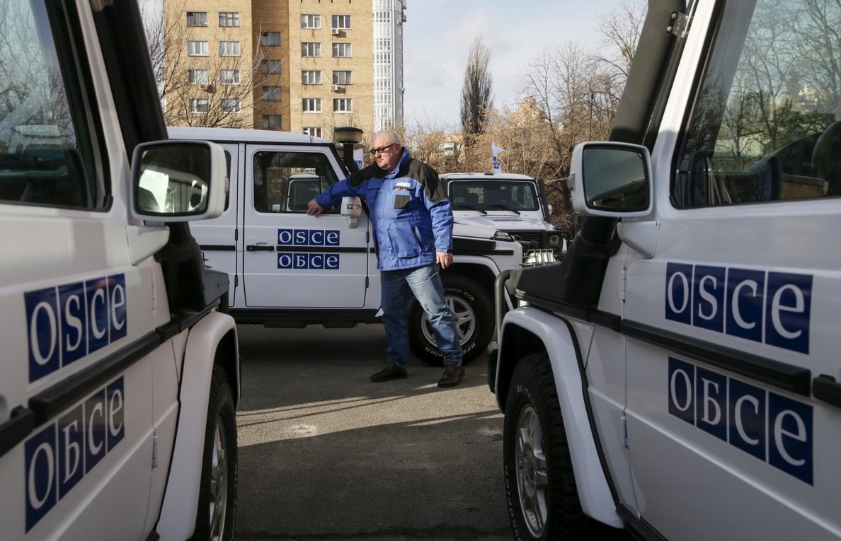 Muere un observador de la OSCE al explotar su coche en la línea de contacto del este de Ucrania