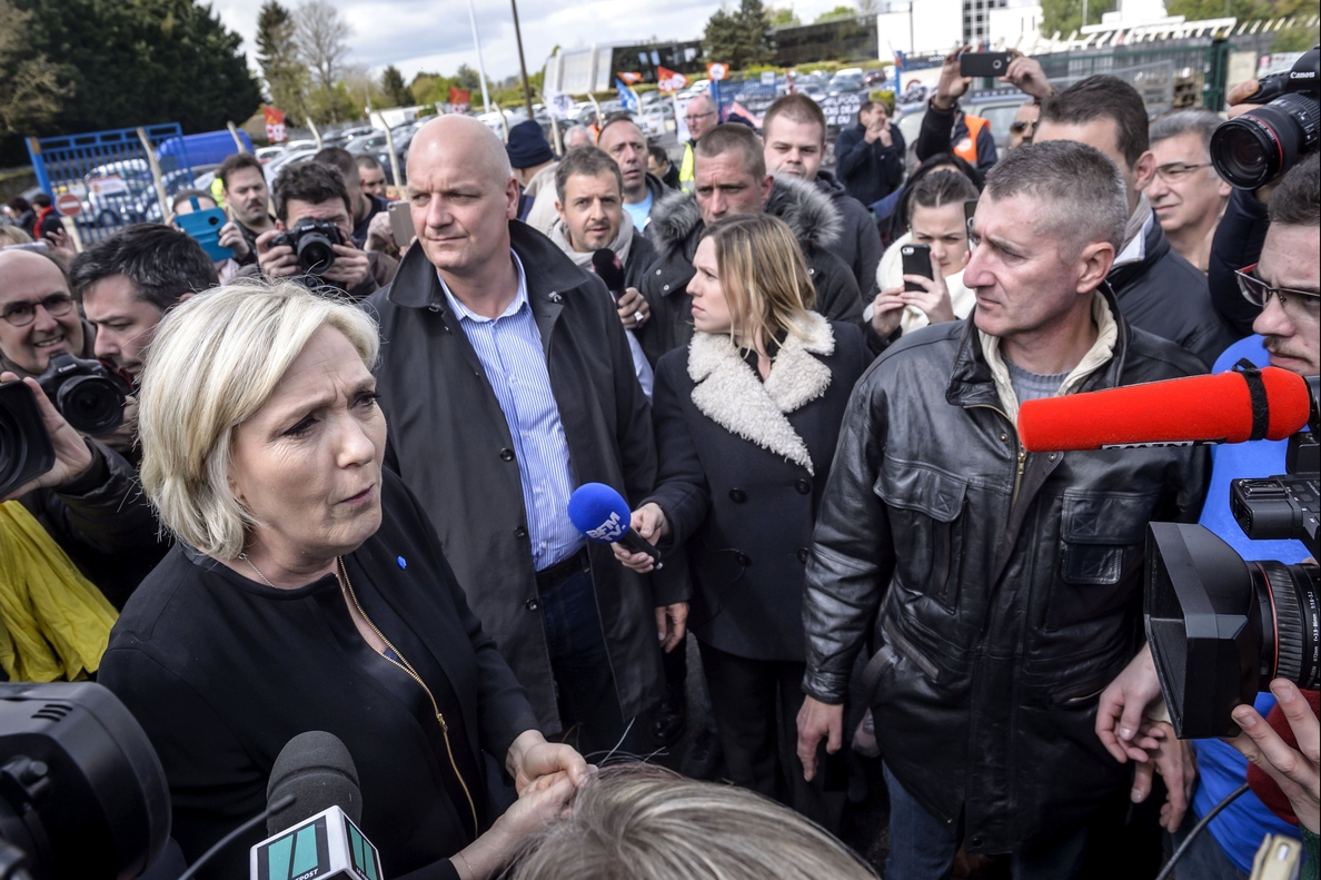 Le Pen da un golpe de efecto con su visita a los obreros en huelga de Whirlpool en Amiens