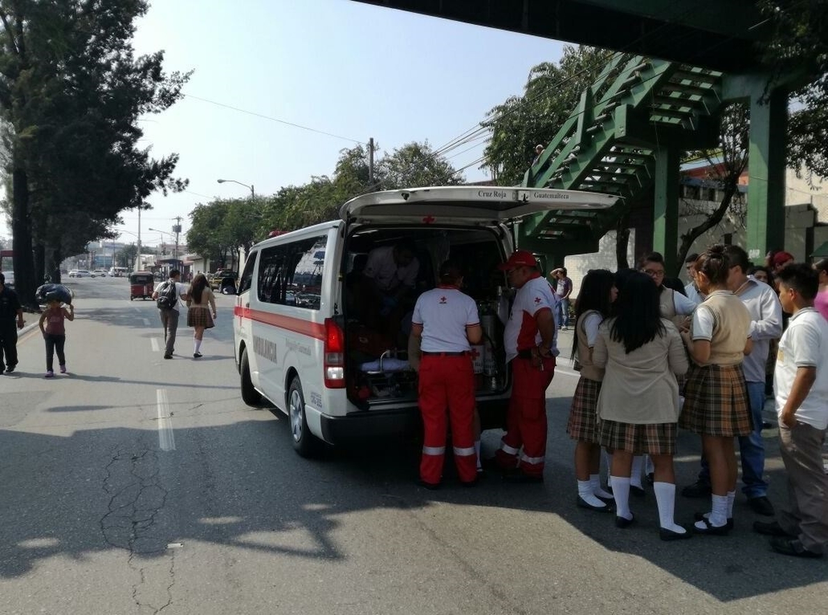Heridos 13 estudiantes, algunos menores de edad, tras ser arrollados junto a una escuela en Guatemala