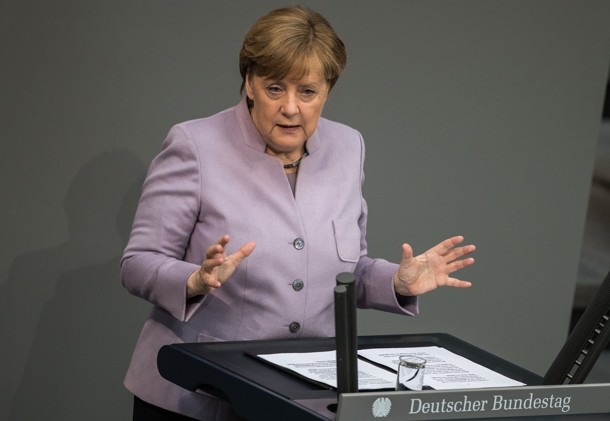 Merkel aboga por negociar desde el principio las obligaciones financieras de Londres por el Brexit