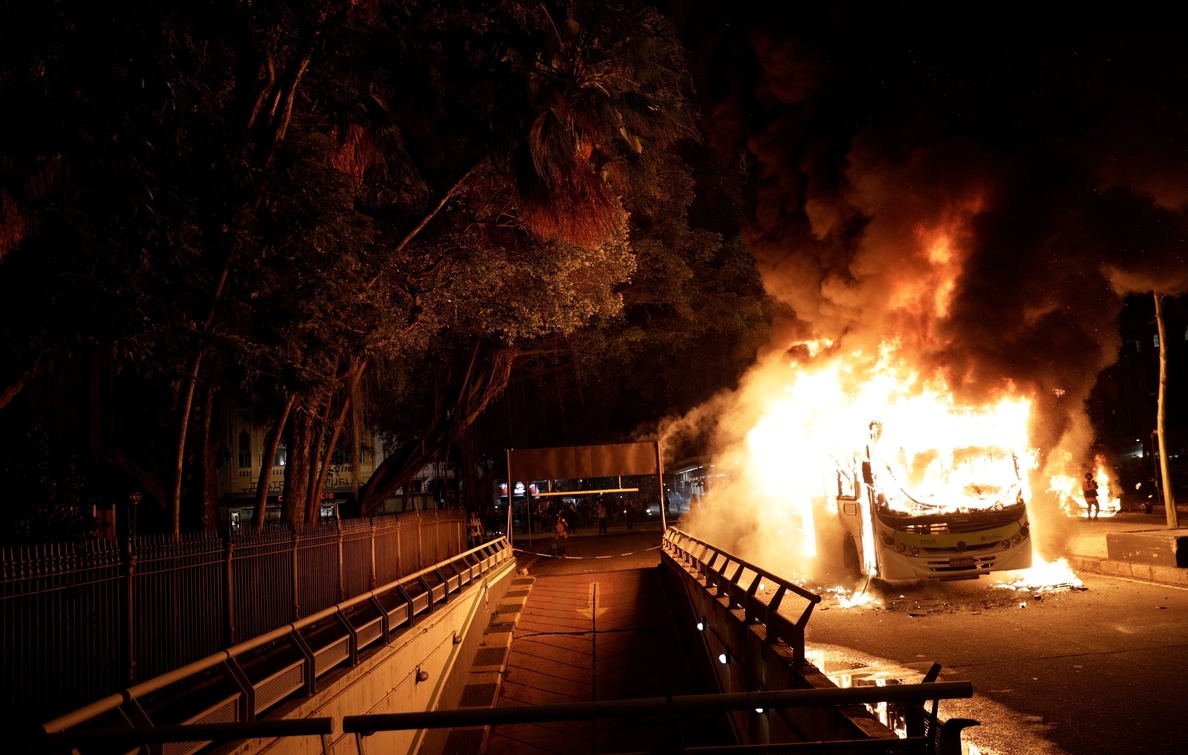 Al menos cinco autobuses incendiados en Río de Janeiro en los incidentes durante la huelga general de Brasil