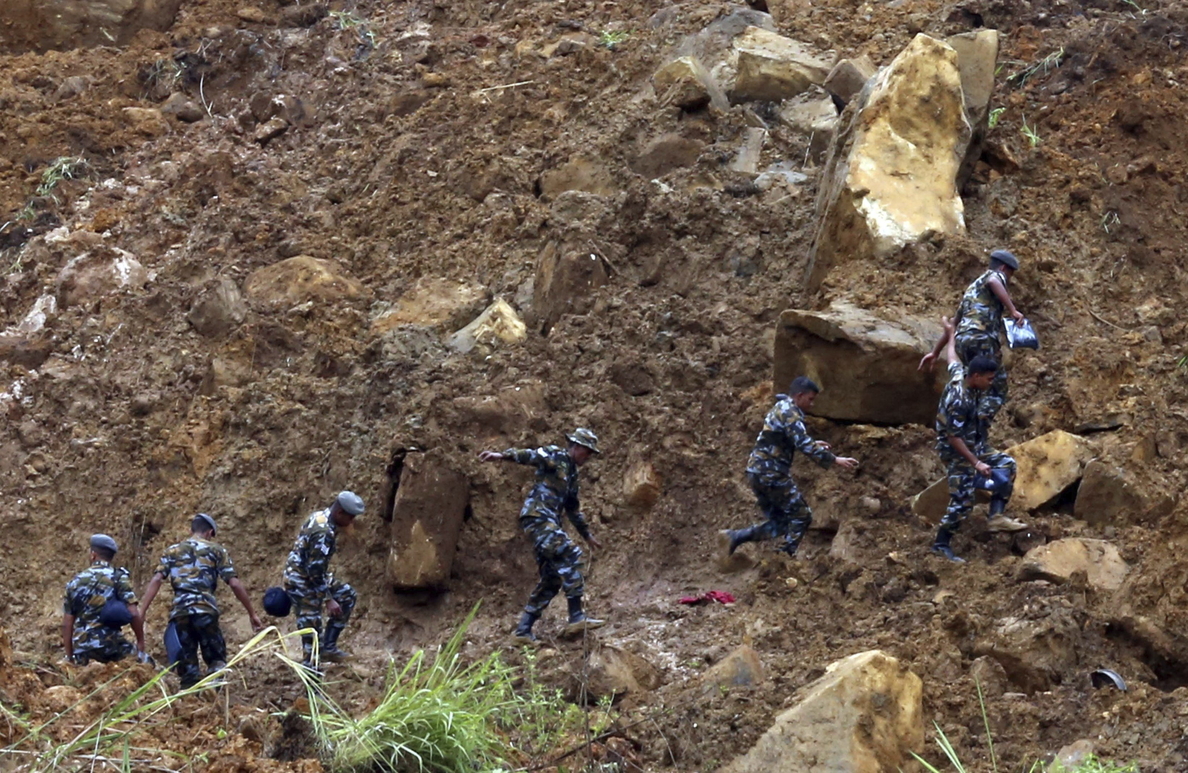 Al menos 24 personas mueren por un corrimiento de tierras en Kirguistán