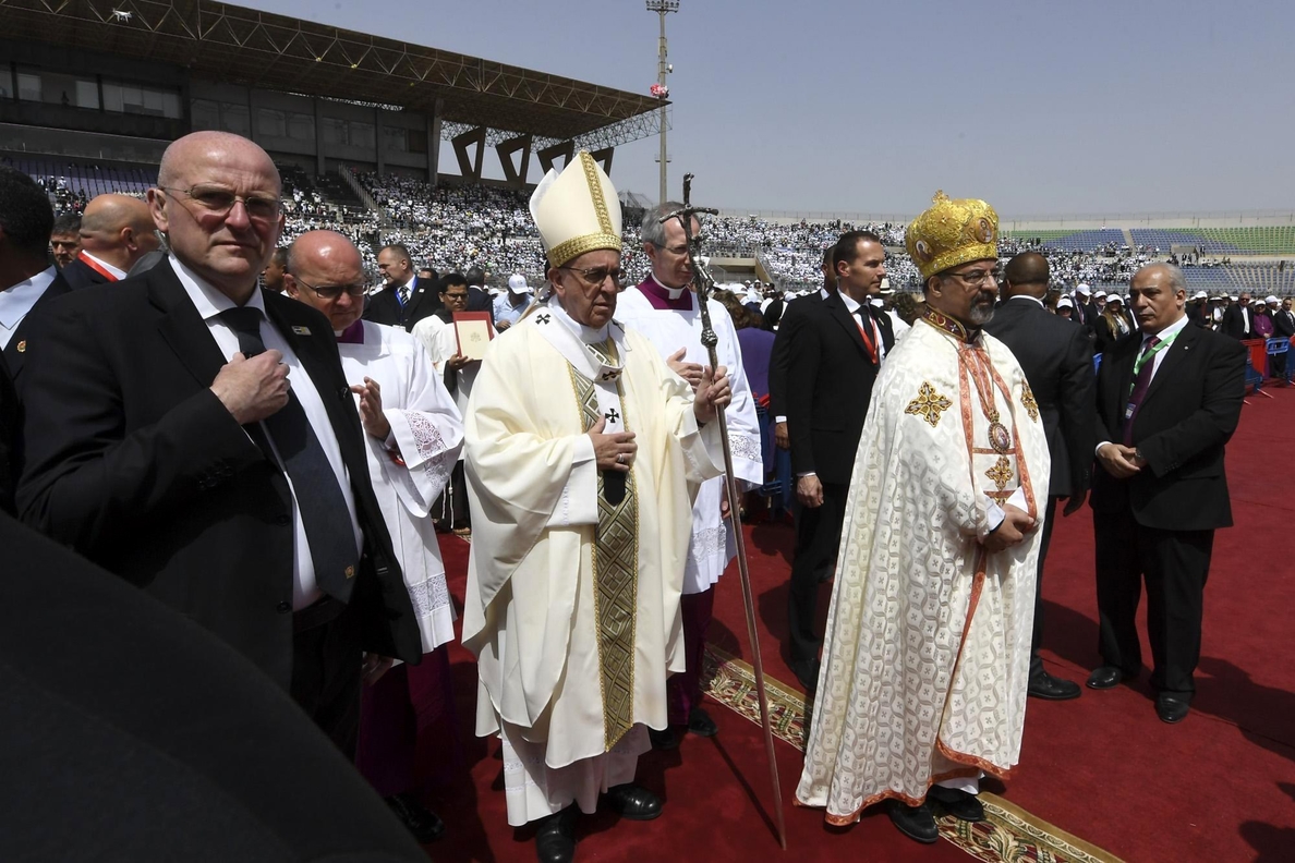 El papa reconforta a los cristianos golpeados por el terrorismo en Egipto