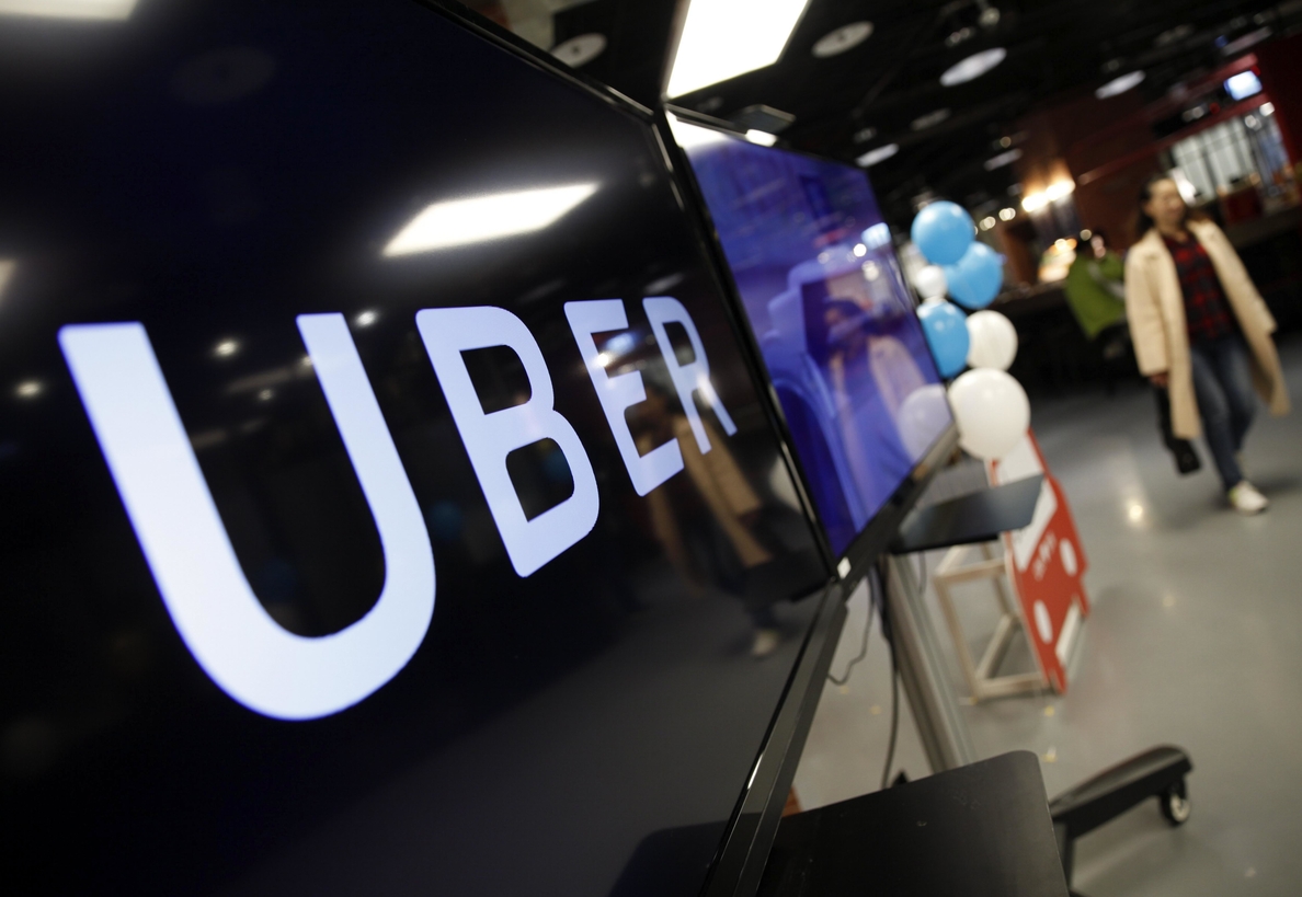Punto para los taxistas: Uber es transporte y debe pedir licencias