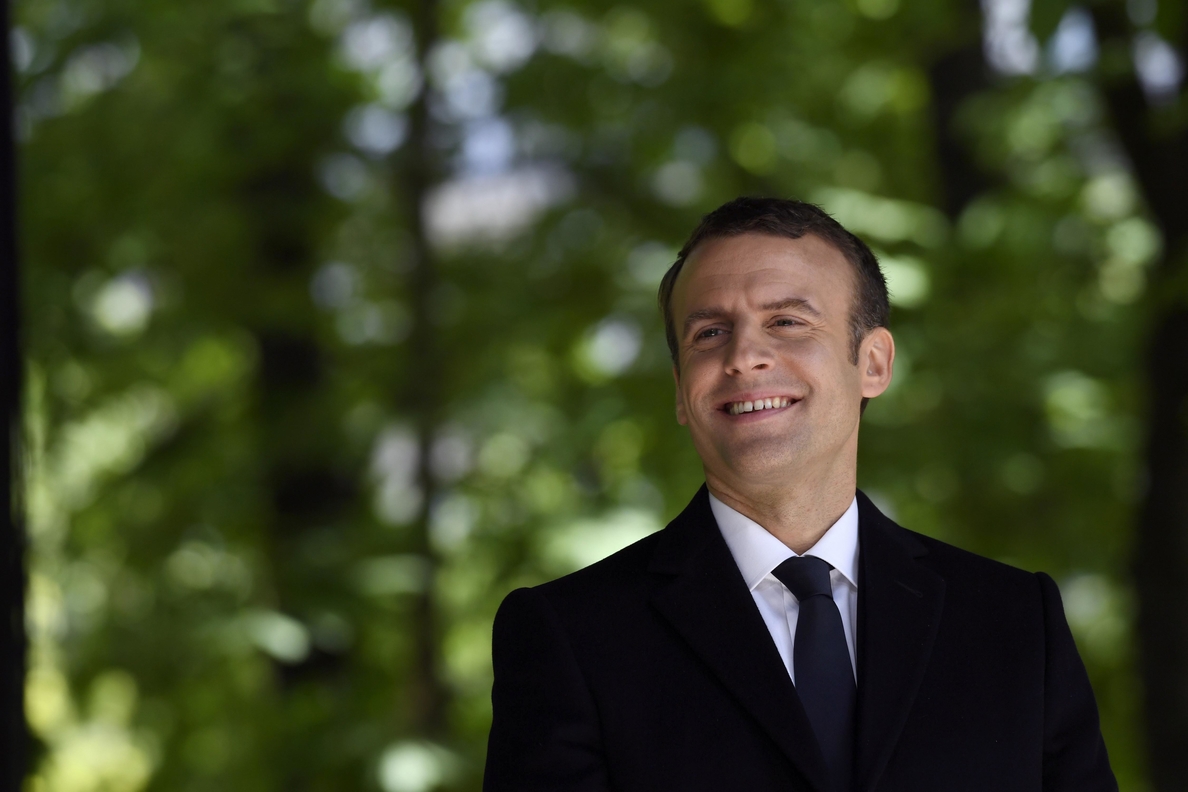 Macron conforma un Gobierno multicolor con ministros de cuatro partidos