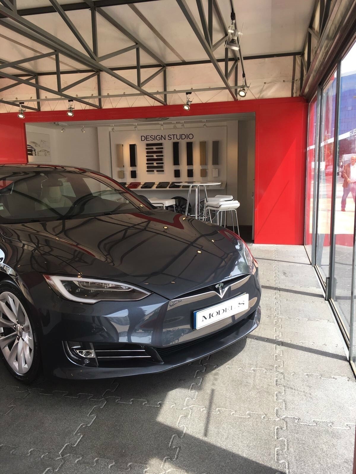 Tesla Barcelona primera tienda Espana 0