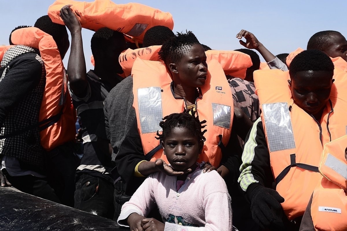 MSF y SOS Méditerranée acusan a Libia de arriesgar la vida de los migrantes tras disparar al aire en un rescate