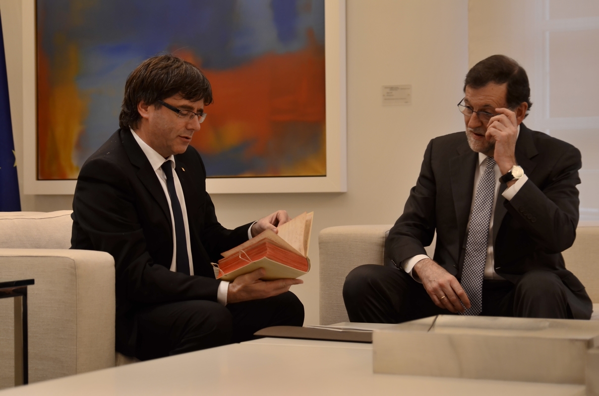 Rajoy dice a Puigdemont que no negociará el referéndum y pide respetar la ley en vez de amenazar con independencia