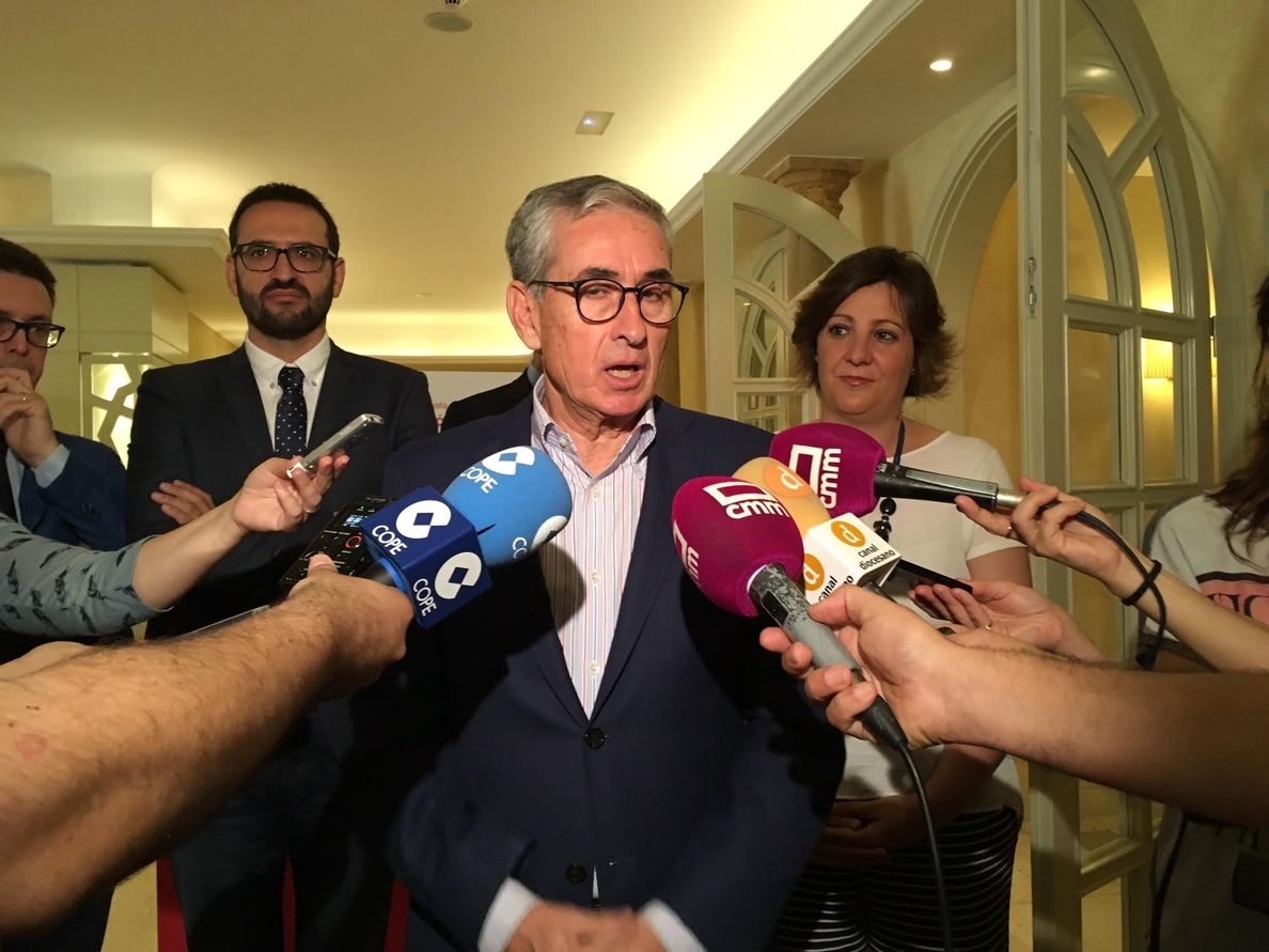 Ramón Jáuregui pide al PSOE ponerse a disposición de Sánchez y llama a ocupar el centro-izquierda para «aspirar a ganar»