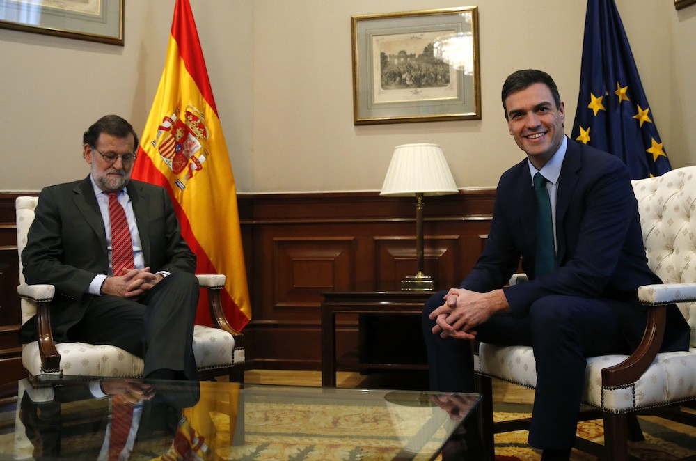 Sánchez toma la iniciativa, llama a Rajoy y le traslada que el PSOE defenderá la legalidad en Cataluña