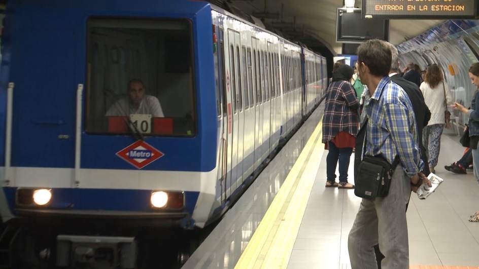 Denuncian «vejaciones» y «tocamientos» a una maquinista de Metro por un grupo de jóvenes ebrios en la línea 7B