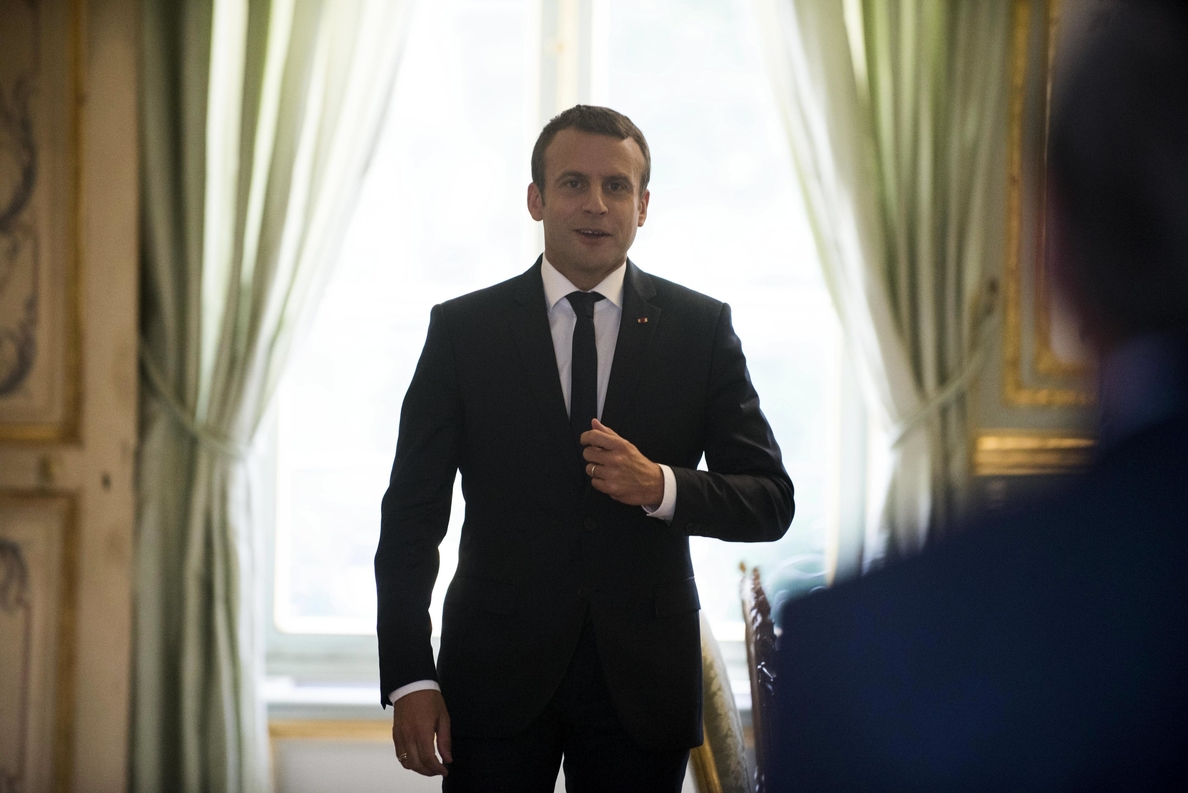 Registro policial en Francia por un polémico viaje de Macron como ministro
