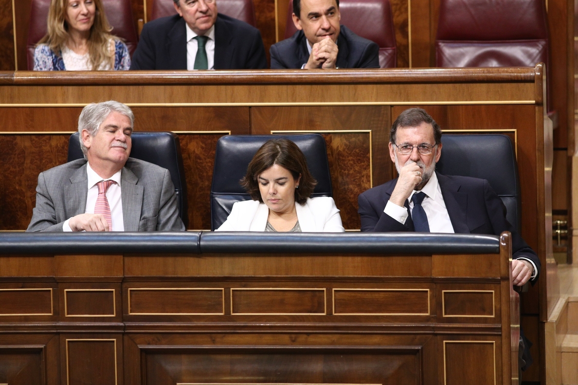 Santamaría acusa a Puigdemont de «frivolizar» con su «desgraciada» comparación del proceso soberanista con ETA