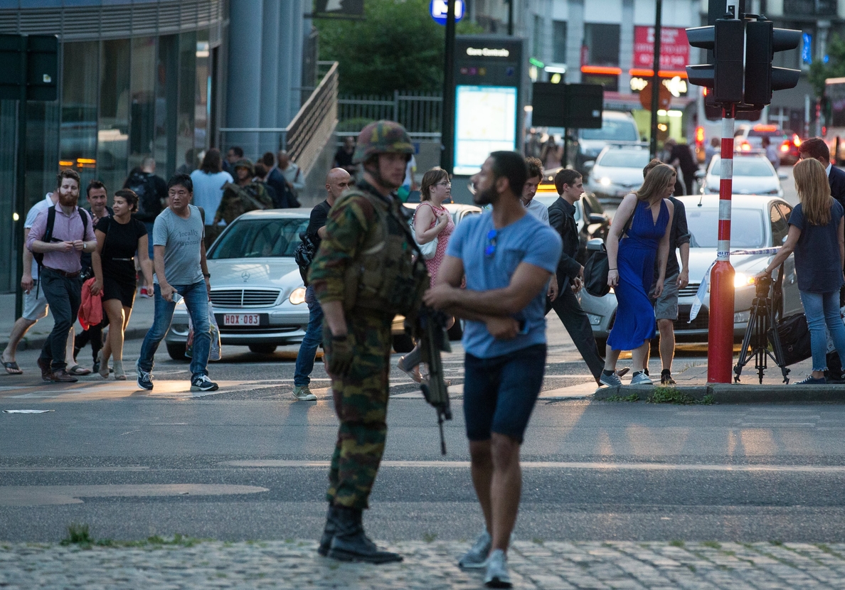 El ministro belga del Interior asegura que «se ha evitado lo peor» en el ataque en Bruselas