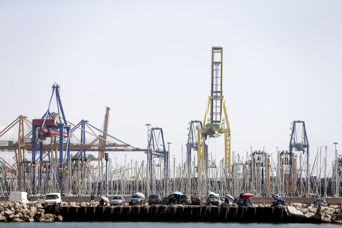 El puerto de Valencia no hará hoy huelga por el acuerdo entre la estiba y las navieras