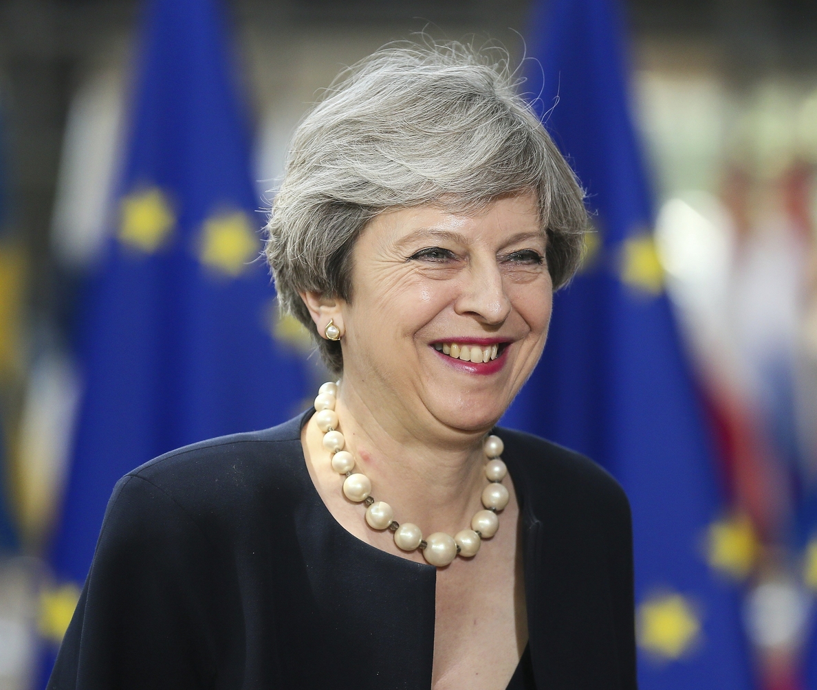 La primera ministra británica propondrá proteger los derechos de los europeos en R.Unido