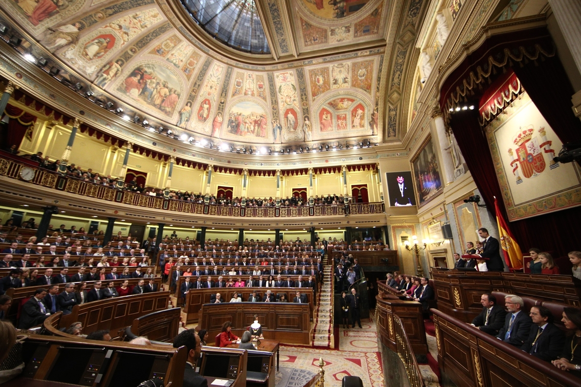 Los Reyes presidirán el miércoles en el Congreso el homenaje a los parlamentarios de la Constitución de 1978