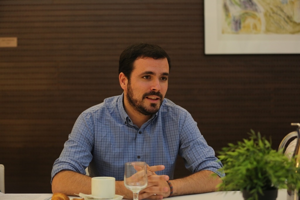 Garzón pide a Pedro Sánchez más papeles y posturas claras y menos reuniones mediáticas