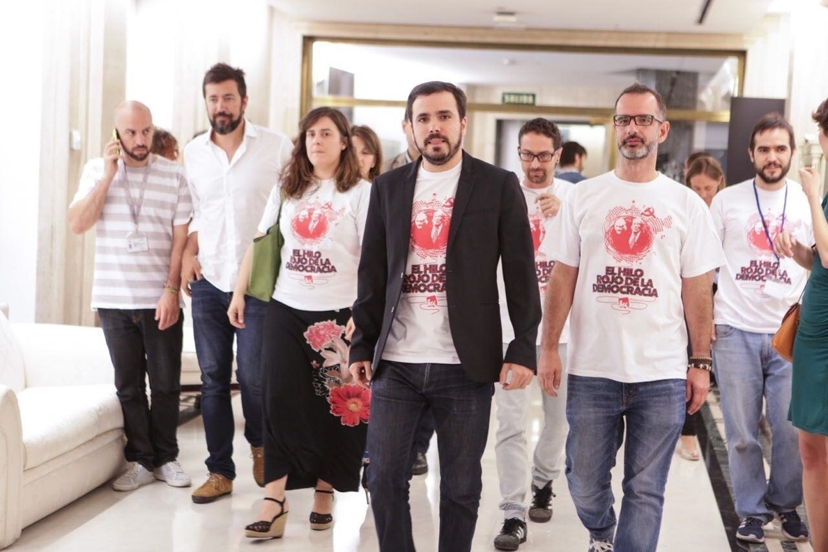 Diputados de Unidos Podemos llevan claveles rojos y camisetas de la Pasionaria al homenaje a las Cortes Constituyentes