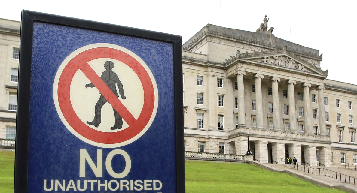 Londres amenaza con suspender la autonomía si no hay pacto en Irlanda del Norte