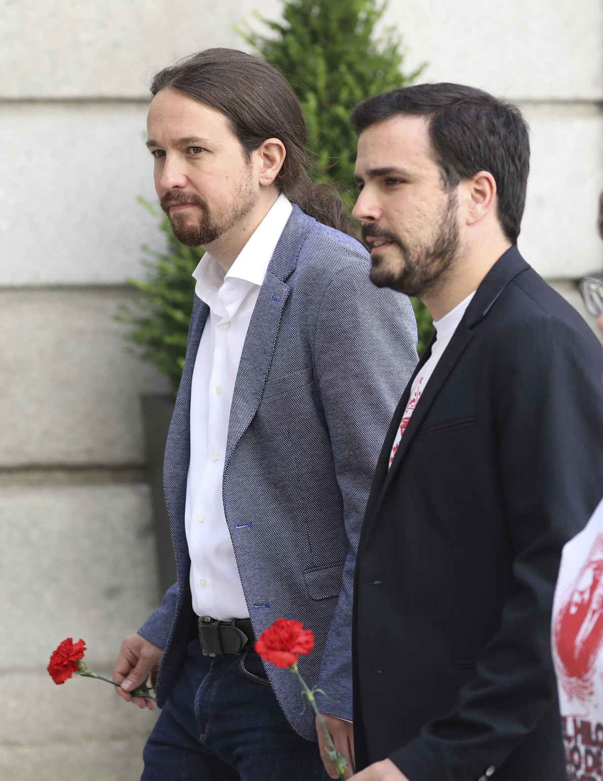 Los diputados de Podemos no aplauden al Rey y el PdeCAT muestra una urna