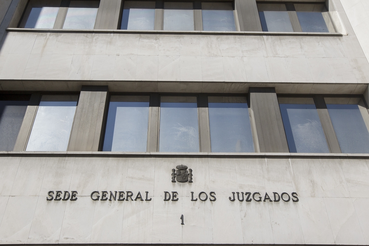 Los vigilantes con pistola de las sedes judiciales de Madrid llevan más de un año prestando servicio sin estar armados