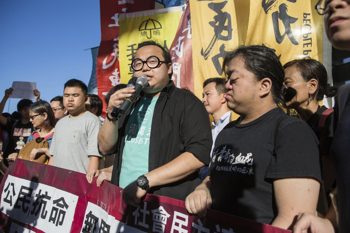 Activistas hongkoneses protestan contra la detención de Joshua Wong