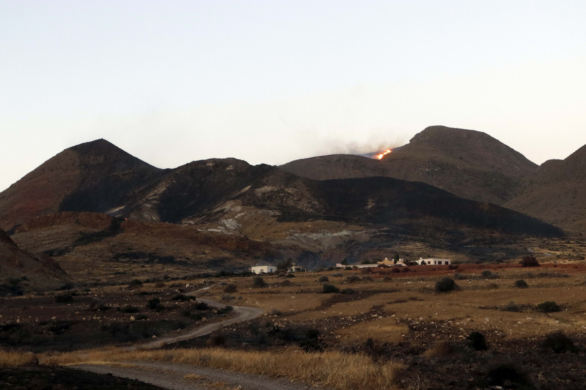 Controlado el incendio en Cabo de Gata, que obligó a desalojos en Níjar