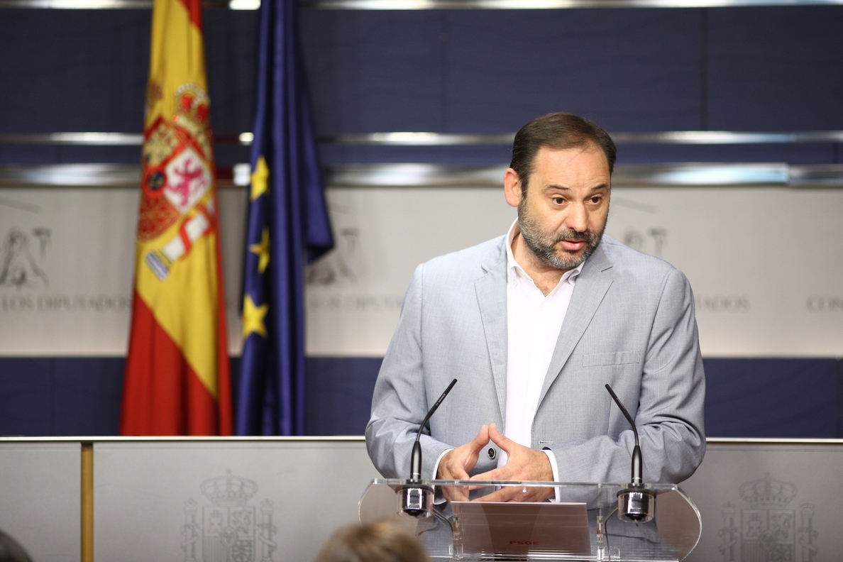 El PSOE se niega a reunirse con Montoro para hablar del techo de gasto tras su reprobación por el Congreso