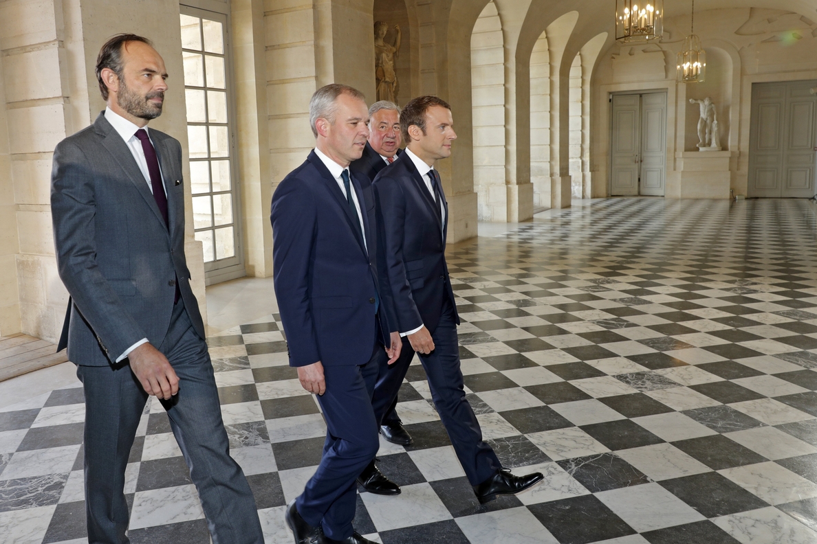 Macron propone reducir un tercio del número de diputados y senadores