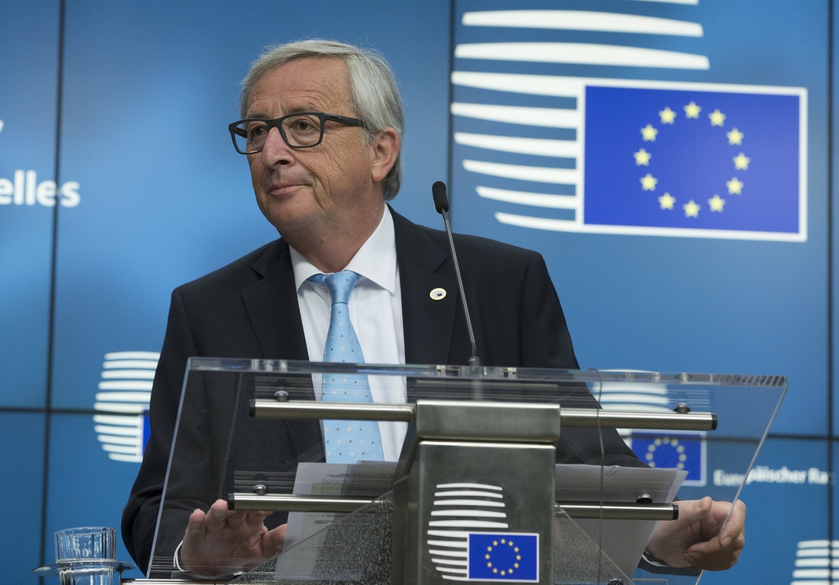 Juncker, molesto ante un pleno semivacío: «Es ridículo»