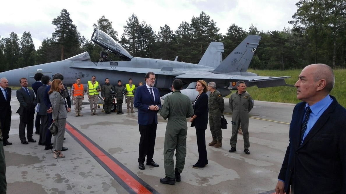 Rajoy y Cospedal llegan a Estonia para visitar a los militares que protegen su espacio aéreo de una amenaza rusa